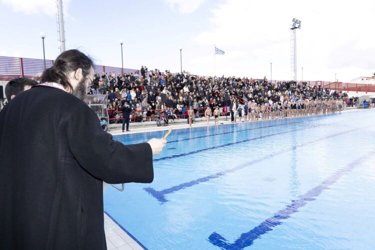 Τελετή-καθαγιασμού-των-υδάτων-και-ρίψης-του-Τιμίου-Σταυρού-στο-κολυμβητήριο-του-Γέρακα-(φωτο)