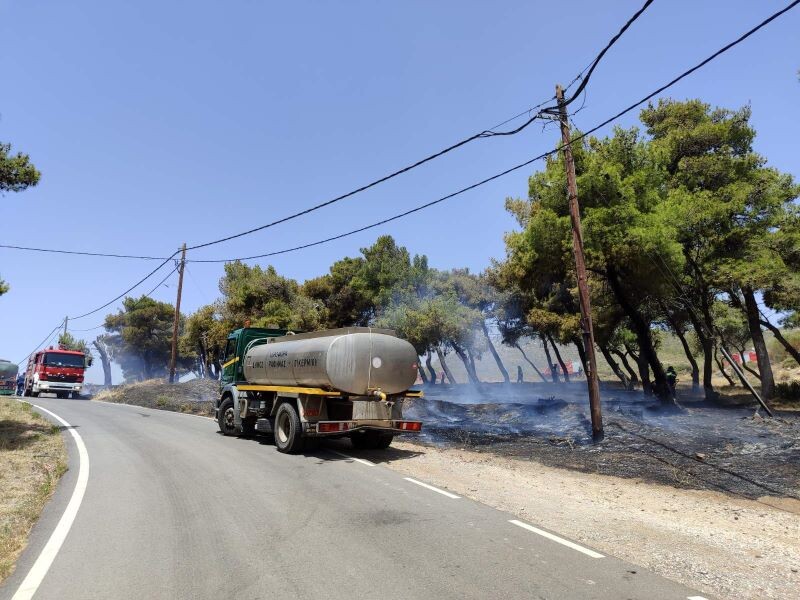 Ενημέρωση-για-την-φωτιά-στη-Νταού-Πεντέλης-στα-σύνορα-με-Διώνη-(φωτογραφίες)