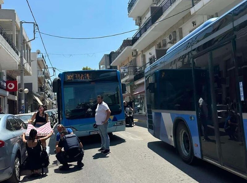 Λεωφορείο-παρέσυρε-γυναίκα-στην-Αρτέμιδα-το-μεσημέρι-του-Σαββάτου!