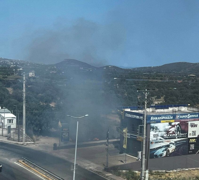 Σπάτα:-Φωτιά-απέναντι-από-το-δημαρχείο-–-anattica